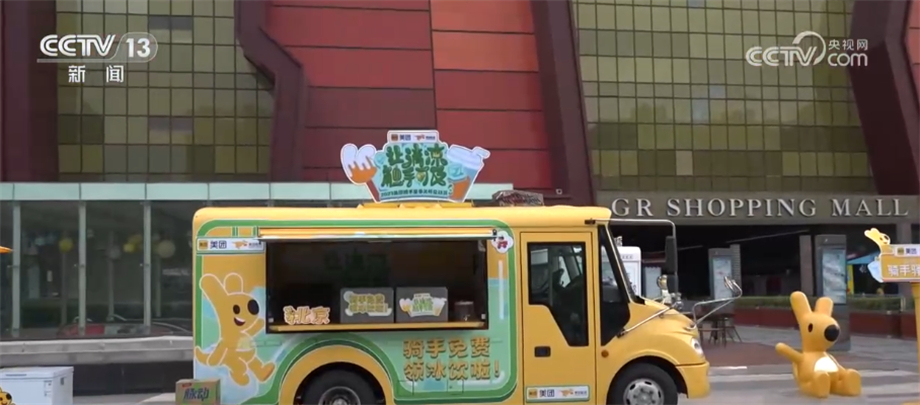 快递外卖小哥顶着烈日穿梭在大街小巷 多措并举撑起“保护伞” 快递外卖小哥顶着烈日穿梭在大街小巷 多措并举撑起“保护伞”
