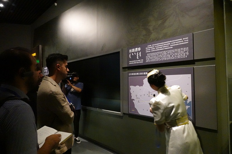 外籍媒体人打卡内蒙古博物院 感受中华民族发展史