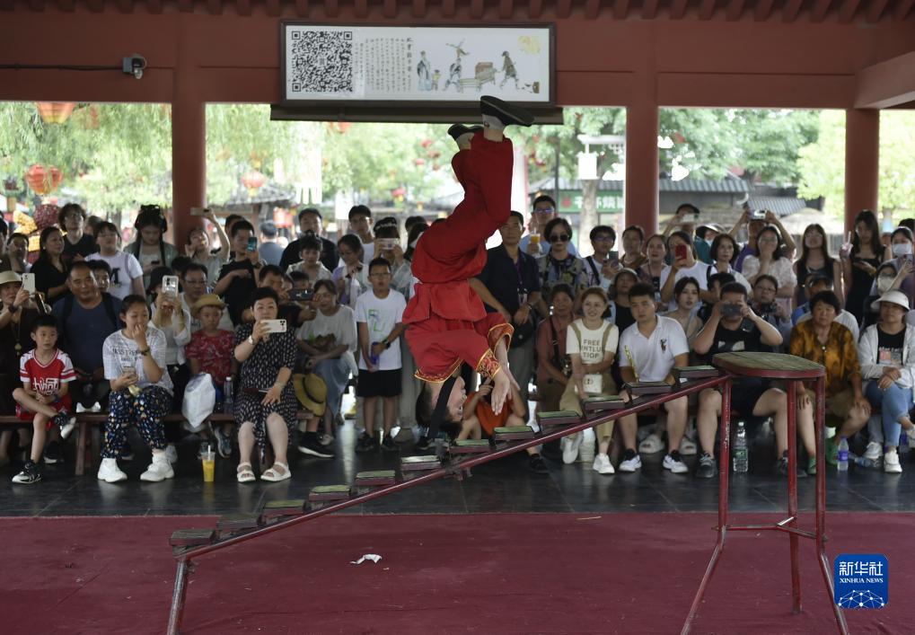 河南开封：缤纷演出伴暑期