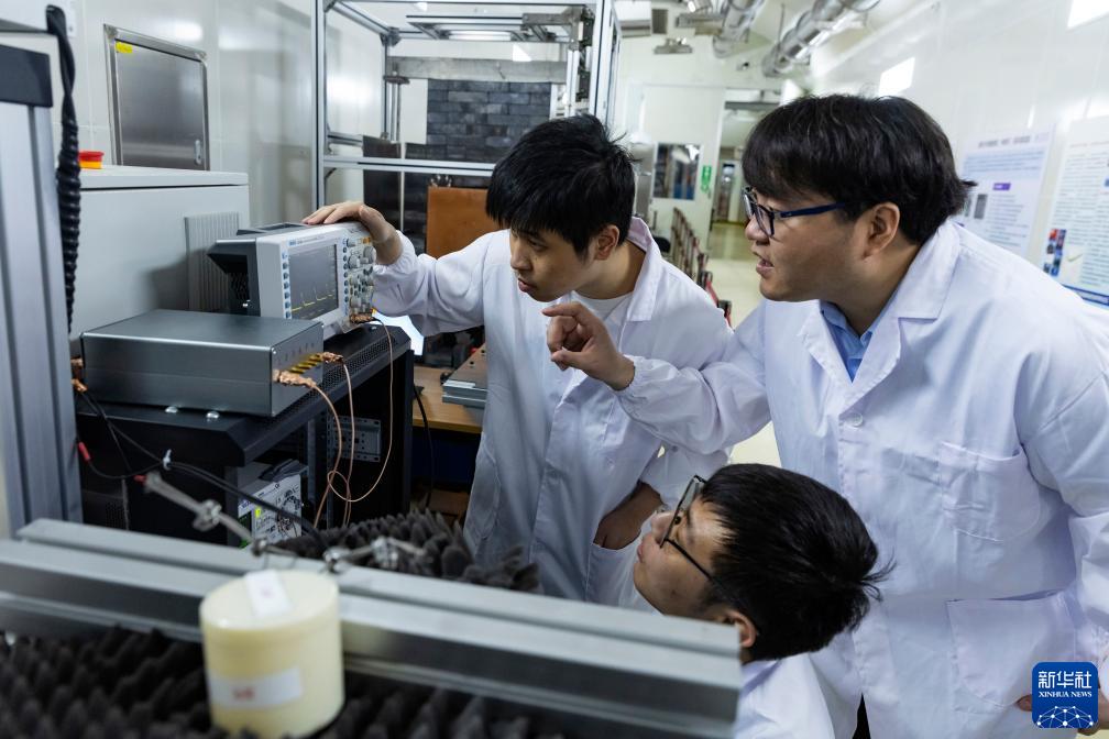 新华全媒+&middot;新时代中国调研行&middot;长江篇丨2400米极深地下！他们追寻宇宙“魅影”