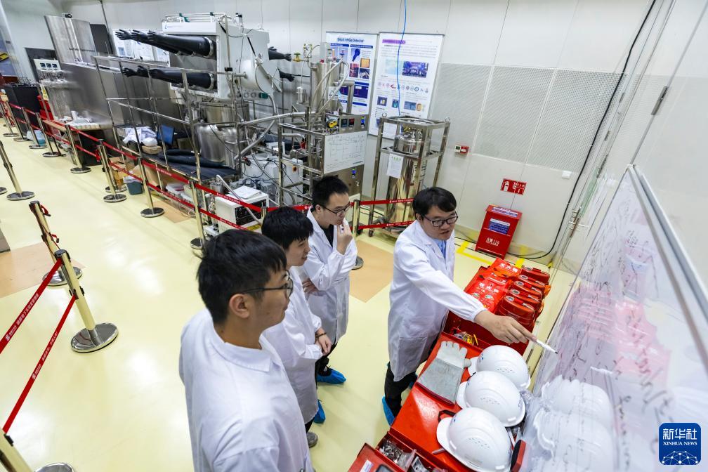 新华全媒+&middot;新时代中国调研行&middot;长江篇丨2400米极深地下！他们追寻宇宙“魅影”