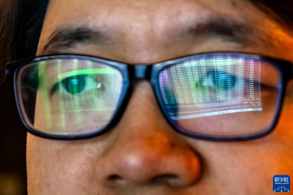 新华全媒+&middot;新时代中国调研行&middot;长江篇丨2400米极深地下！他们追寻宇宙“魅影”