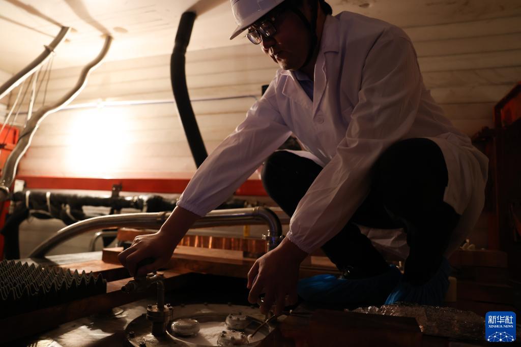 新华全媒+&middot;新时代中国调研行&middot;长江篇丨2400米极深地下！他们追寻宇宙“魅影”