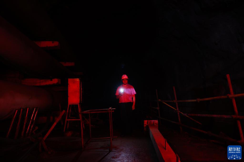 新华全媒+&middot;新时代中国调研行&middot;长江篇丨2400米极深地下！他们追寻宇宙“魅影”