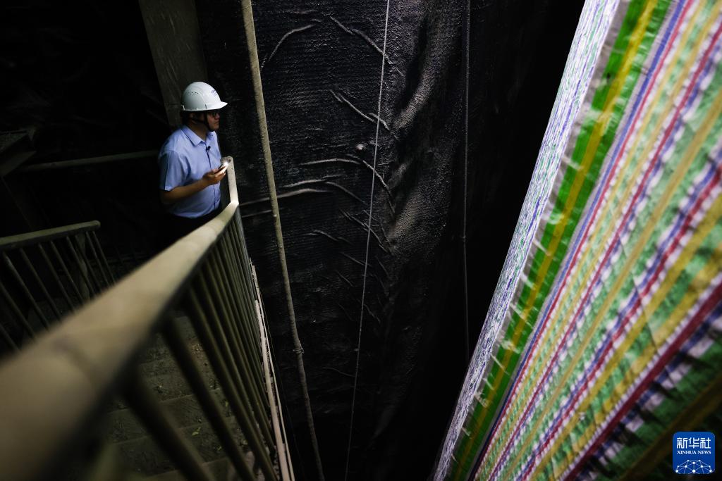 新华全媒+&middot;新时代中国调研行&middot;长江篇丨2400米极深地下！他们追寻宇宙“魅影”