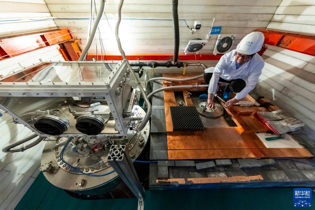 新华全媒+&middot;新时代中国调研行&middot;长江篇丨2400米极深地下！他们追寻宇宙“魅影”