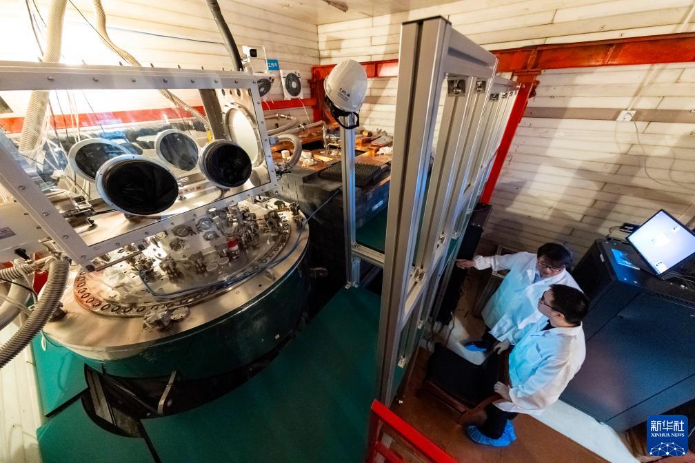 新华全媒+&middot;新时代中国调研行&middot;长江篇丨2400米极深地下！他们追寻宇宙“魅影”