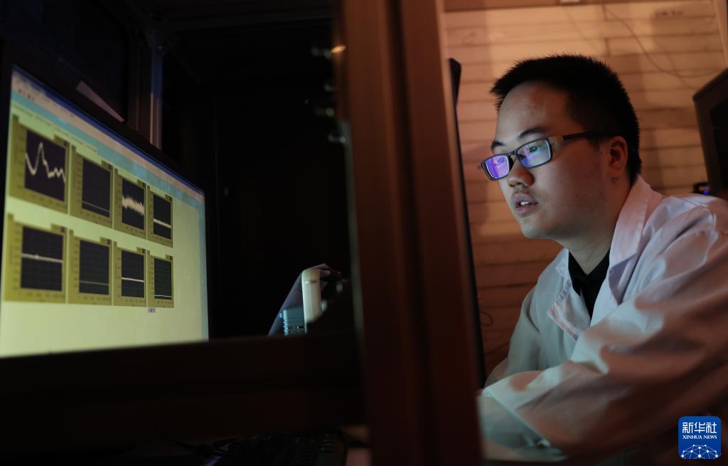 新华全媒+&middot;新时代中国调研行&middot;长江篇丨2400米极深地下！他们追寻宇宙“魅影”