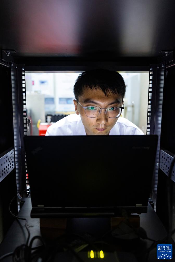 新华全媒+&middot;新时代中国调研行&middot;长江篇丨2400米极深地下！他们追寻宇宙“魅影”