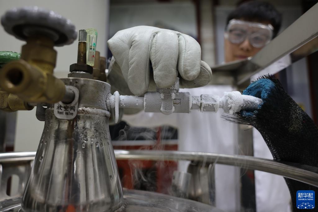 新华全媒+&middot;新时代中国调研行&middot;长江篇丨2400米极深地下！他们追寻宇宙“魅影”