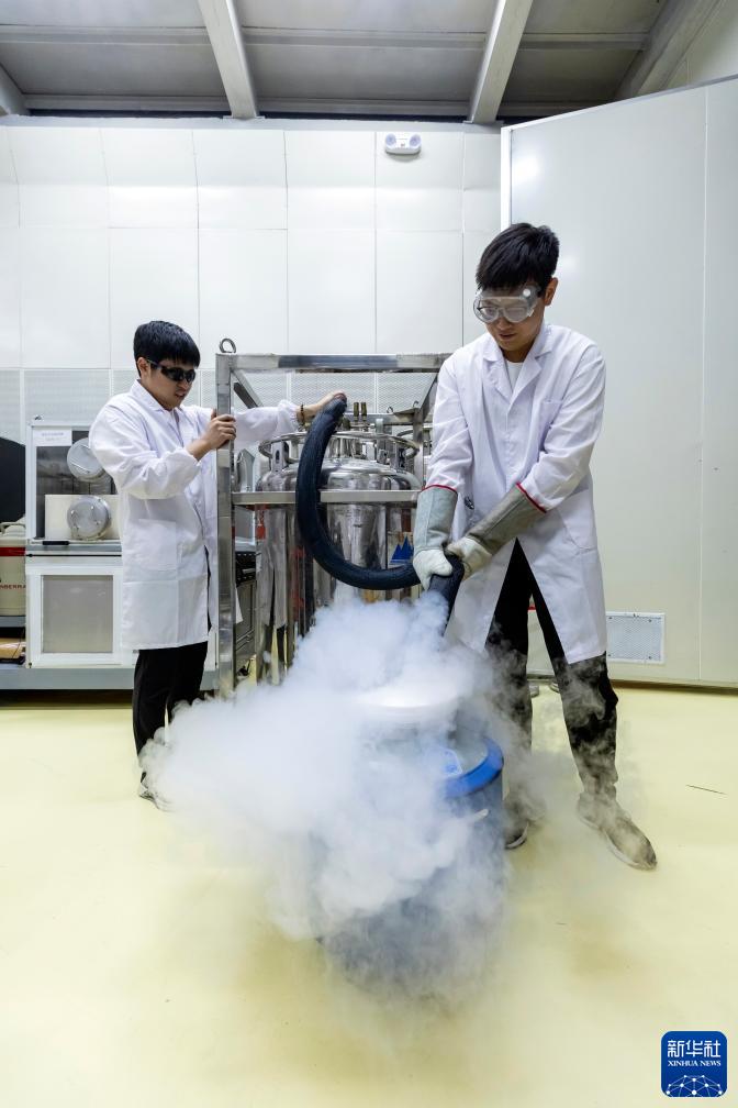 新华全媒+&middot;新时代中国调研行&middot;长江篇丨2400米极深地下！他们追寻宇宙“魅影”