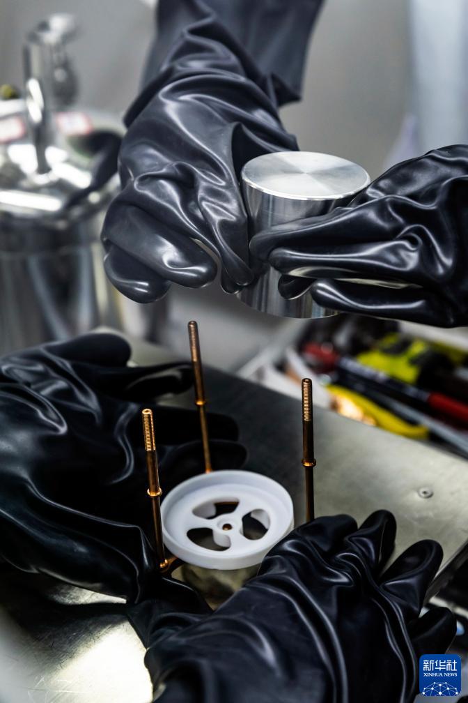 新华全媒+&middot;新时代中国调研行&middot;长江篇丨2400米极深地下！他们追寻宇宙“魅影”