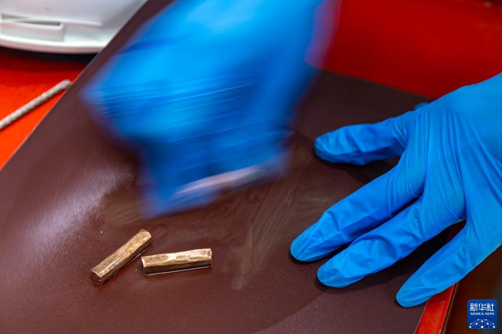 新华全媒+&middot;新时代中国调研行&middot;长江篇丨2400米极深地下！他们追寻宇宙“魅影”