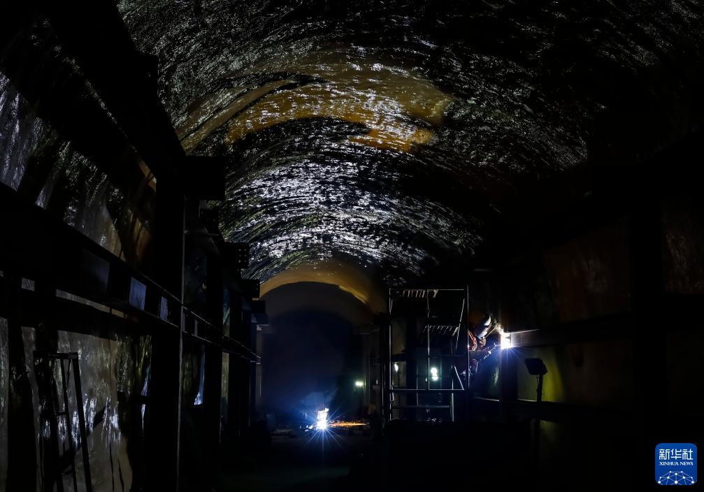 新华全媒+&middot;新时代中国调研行&middot;长江篇丨2400米极深地下！他们追寻宇宙“魅影”