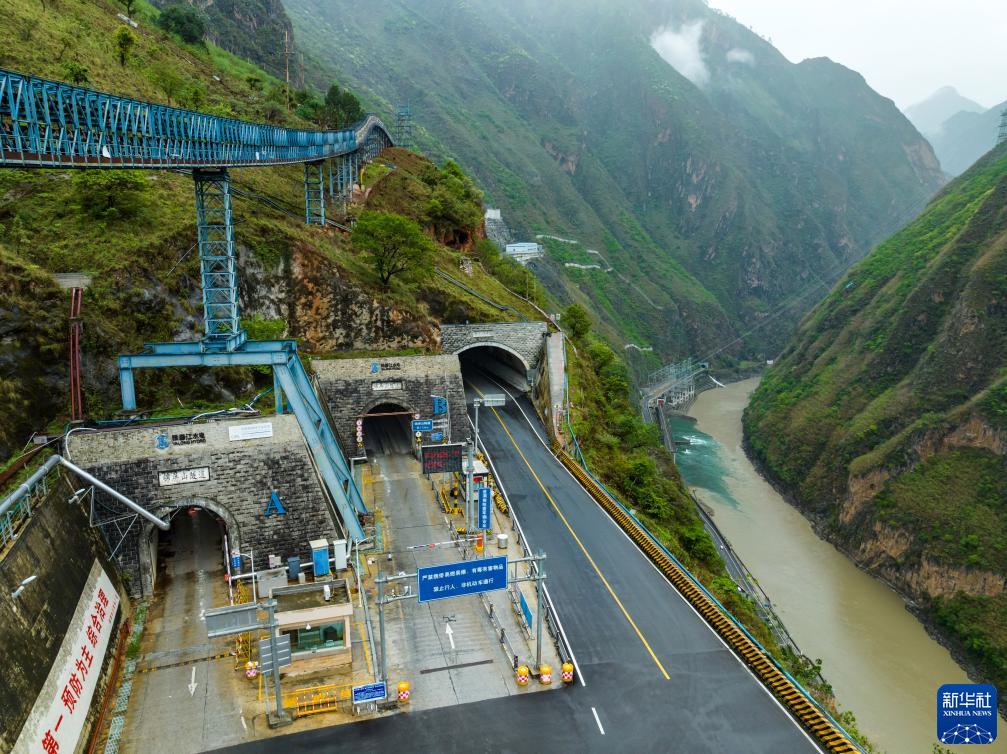 新华全媒+&middot;新时代中国调研行&middot;长江篇丨2400米极深地下！他们追寻宇宙“魅影”