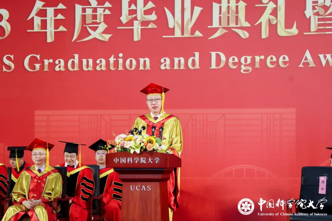 “匍匐在地，擦干祖国身上的耻辱”毕业典礼上，校长哭了……