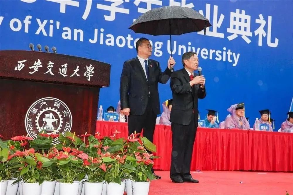 “匍匐在地，擦干祖国身上的耻辱”毕业典礼上，校长哭了……