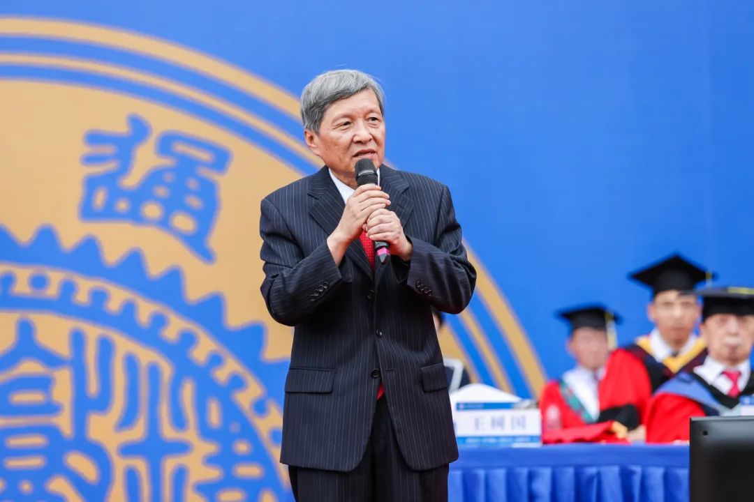 “匍匐在地，擦干祖国身上的耻辱”毕业典礼上，校长哭了……