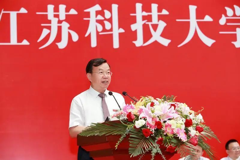 “匍匐在地，擦干祖国身上的耻辱”毕业典礼上，校长哭了……