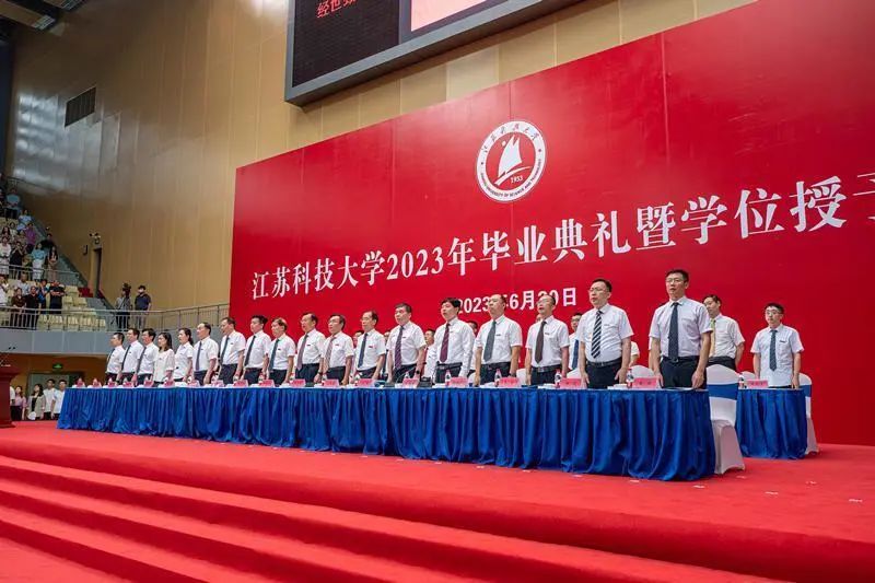 “匍匐在地，擦干祖国身上的耻辱”毕业典礼上，校长哭了……