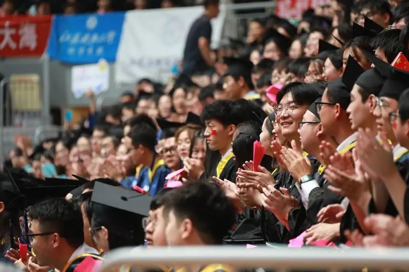 “匍匐在地，擦干祖国身上的耻辱”毕业典礼上，校长哭了……