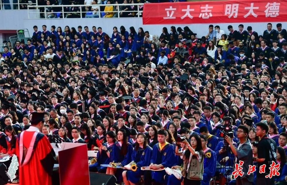 “匍匐在地，擦干祖国身上的耻辱”毕业典礼上，校长哭了……