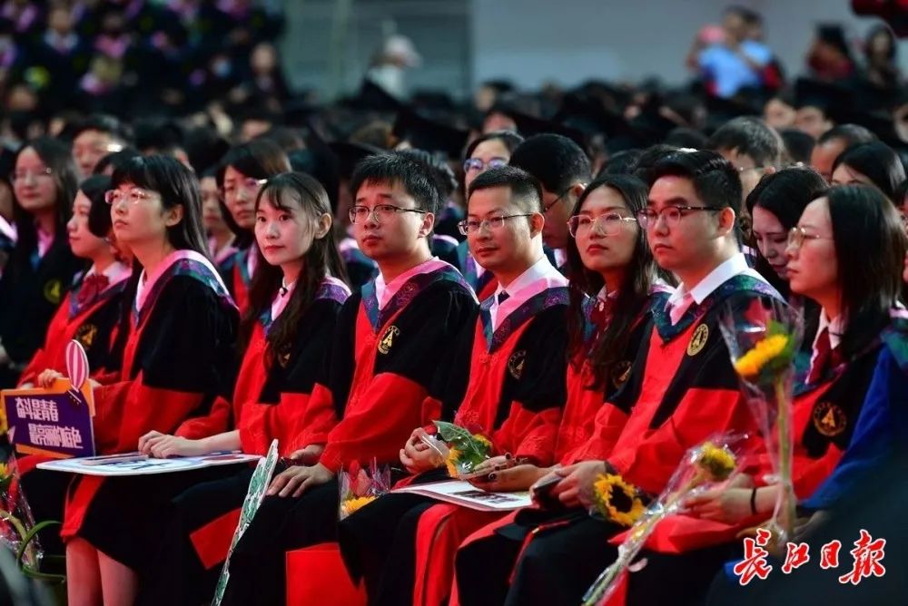 “匍匐在地，擦干祖国身上的耻辱”毕业典礼上，校长哭了……