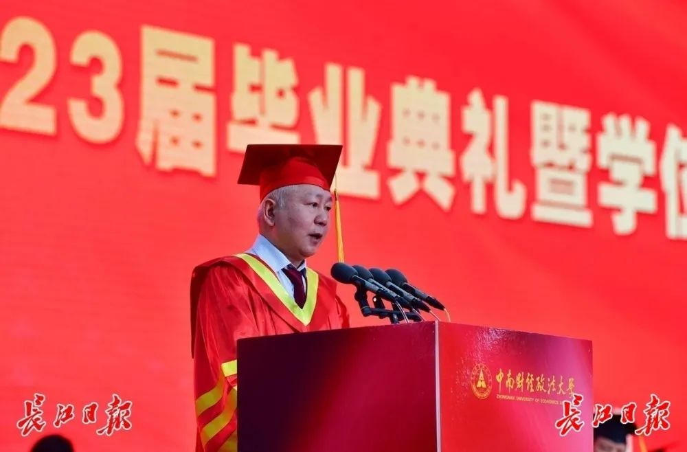 “匍匐在地，擦干祖国身上的耻辱”毕业典礼上，校长哭了……