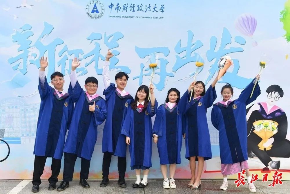 “匍匐在地，擦干祖国身上的耻辱”毕业典礼上，校长哭了……