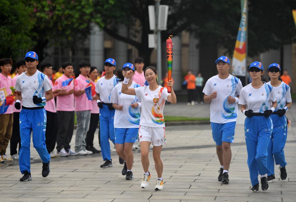 成都大运会火炬传递成都站第三日152棒火炬手接力传递