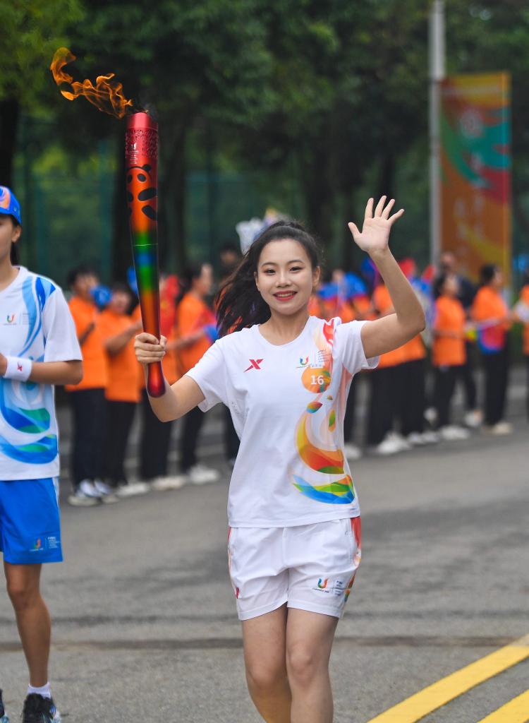成都大运会火炬传递成都站第三日152棒火炬手接力传递