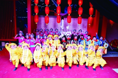 在弦歌不辍的传承中成长和收获——迎接大运会，小学班主任带着全班学“变脸”
