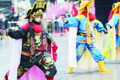 在弦歌不辍的传承中成长和收获——迎接大运会，小学班主任带着全班学“变脸”