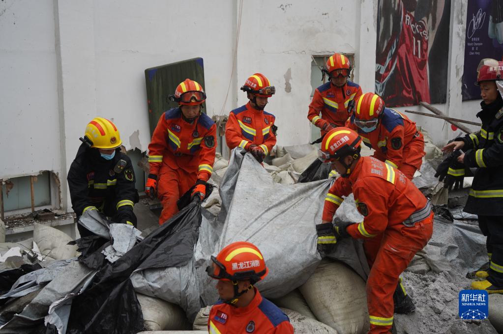 黑龙江省齐齐哈尔市一中学体育馆楼顶坍塌
