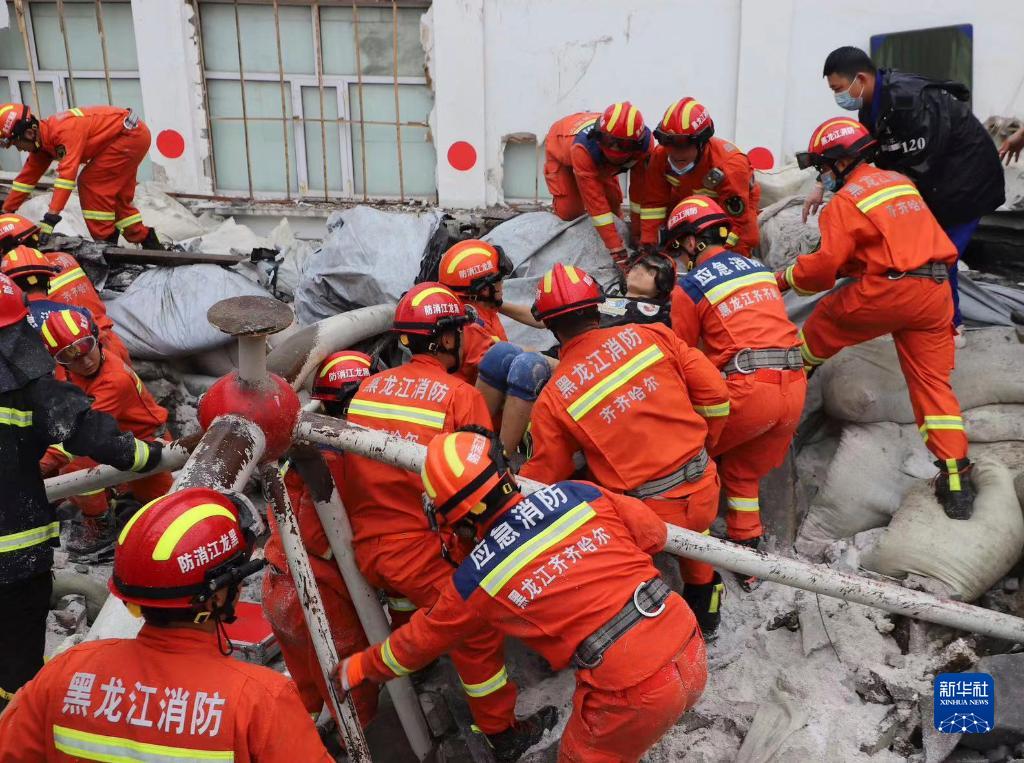 黑龙江省齐齐哈尔市一中学体育馆楼顶坍塌
