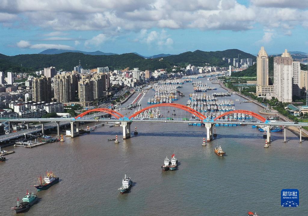 浙江：防御台风“杜苏芮” 渔船进港避风