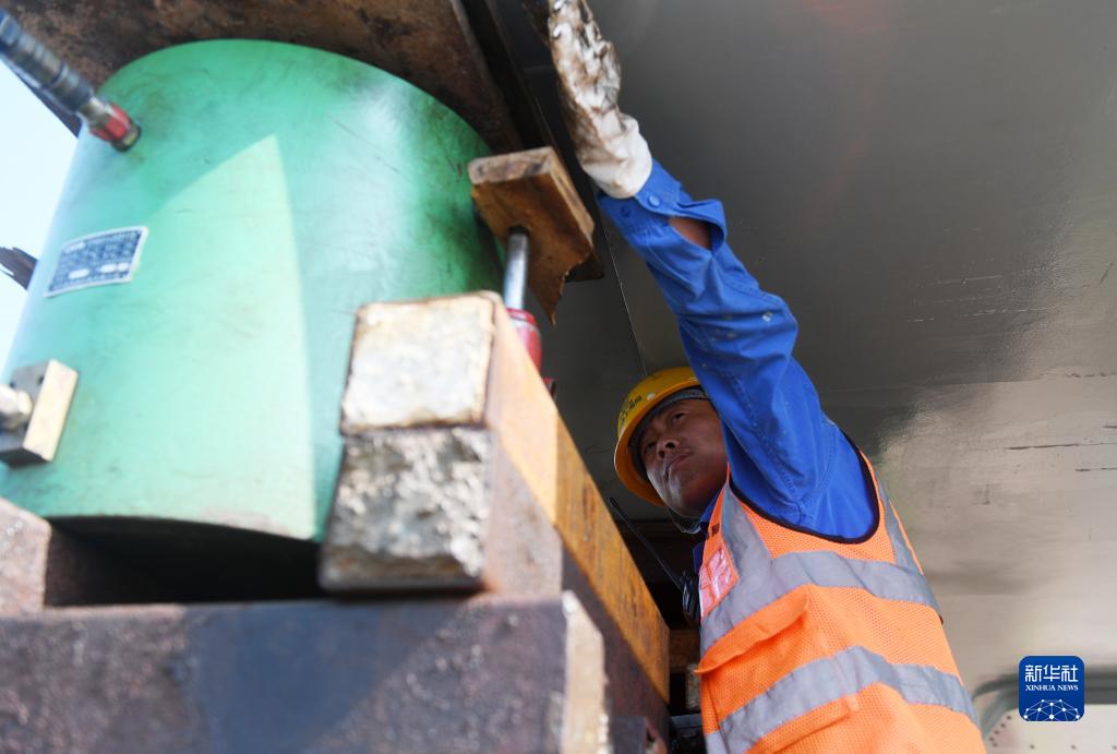 广西南宁：上横高速公路建设忙