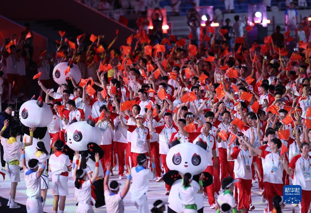 成都大运会丨中国大学生体育代表团在开幕式上入场