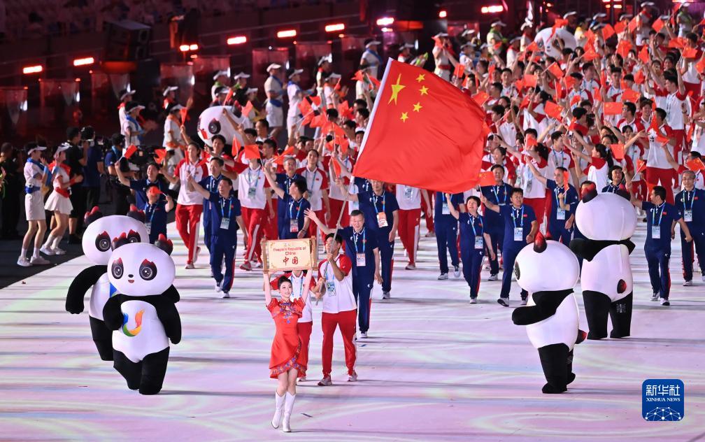 成都大运会丨中国大学生体育代表团在开幕式上入场