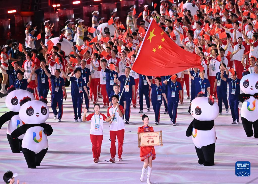成都大运会丨中国大学生体育代表团在开幕式上入场
