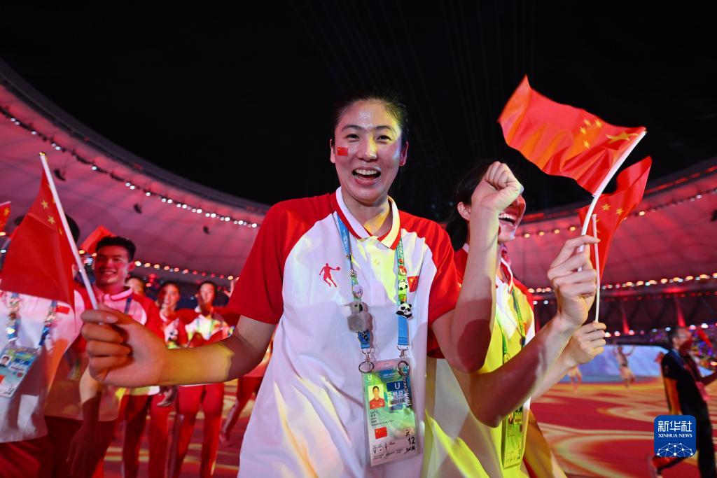 成都大运会丨中国大学生体育代表团在开幕式上入场