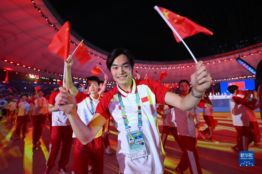 成都大运会丨中国大学生体育代表团在开幕式上入场