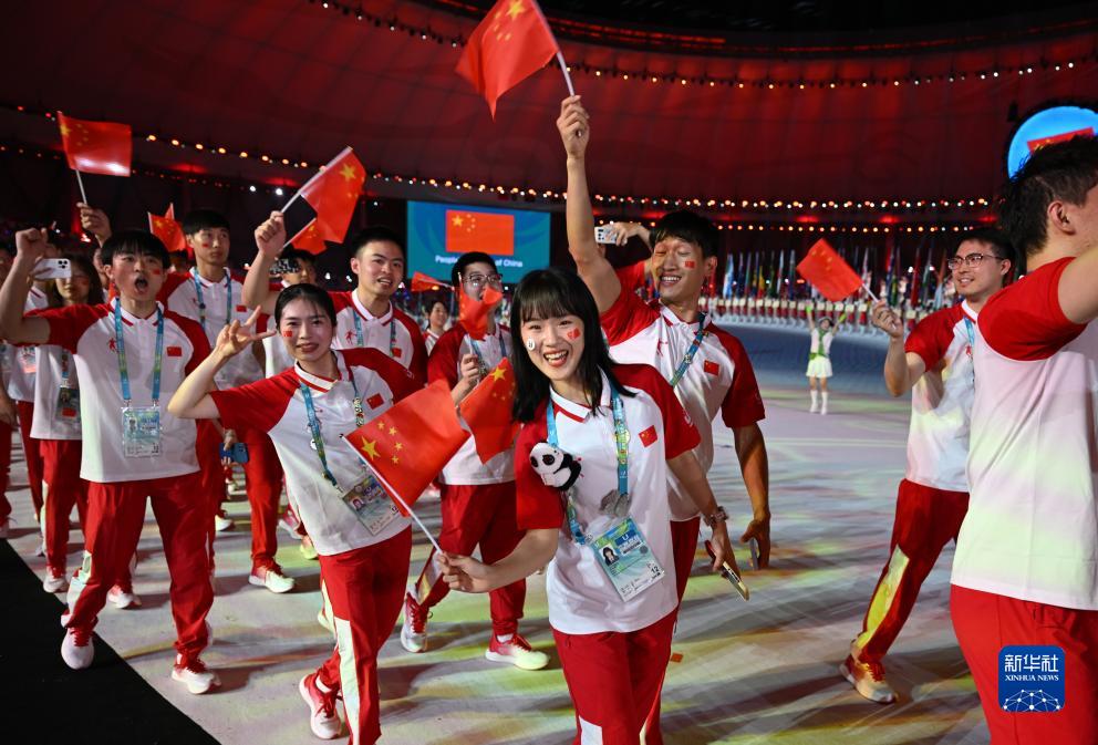 成都大运会丨中国大学生体育代表团在开幕式上入场