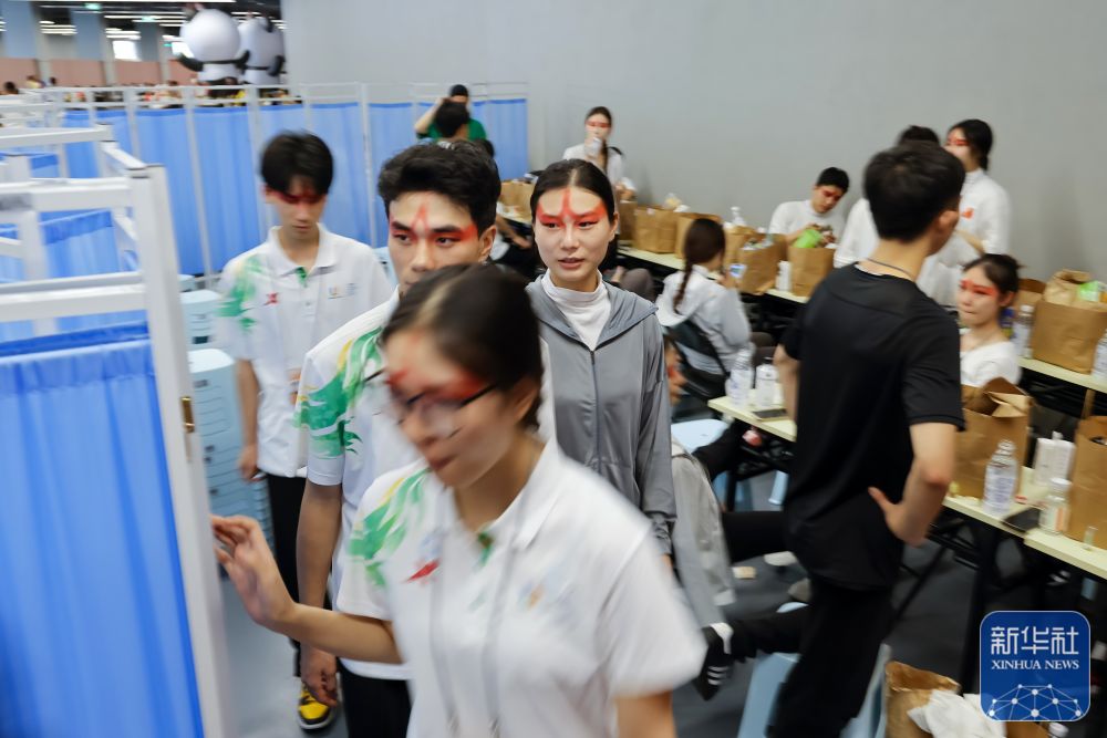 成都大运会丨开幕式背后的故事——喜怒哀乐一张脸