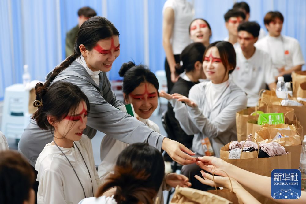 成都大运会丨开幕式背后的故事——喜怒哀乐一张脸