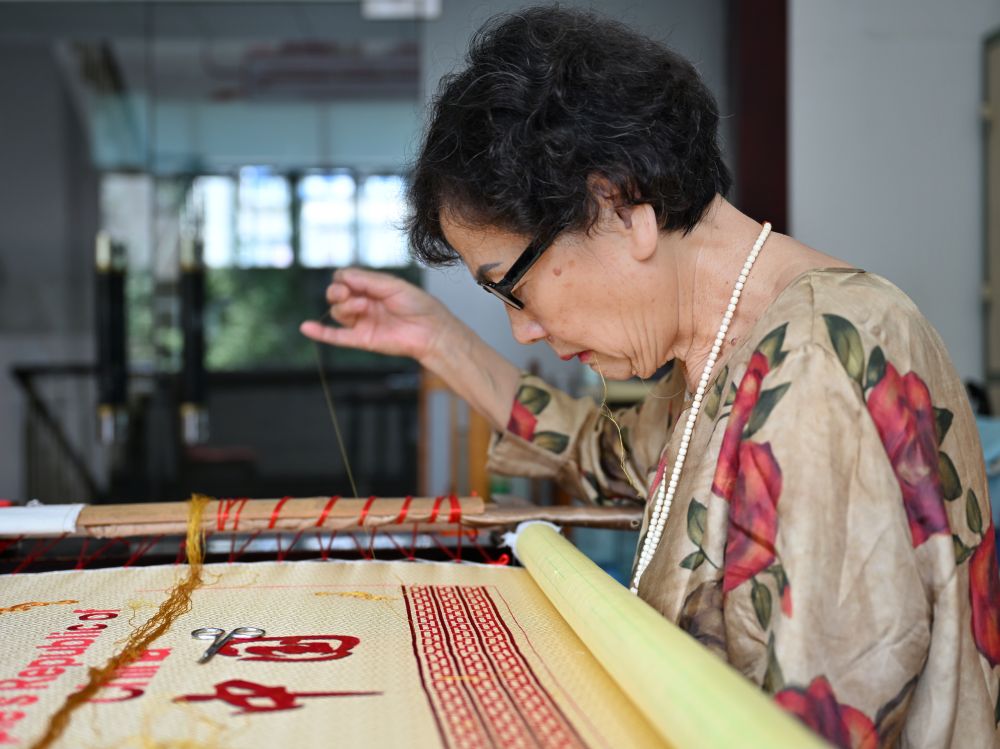 大运会开幕式上的蜀绣引导牌出自她们之手