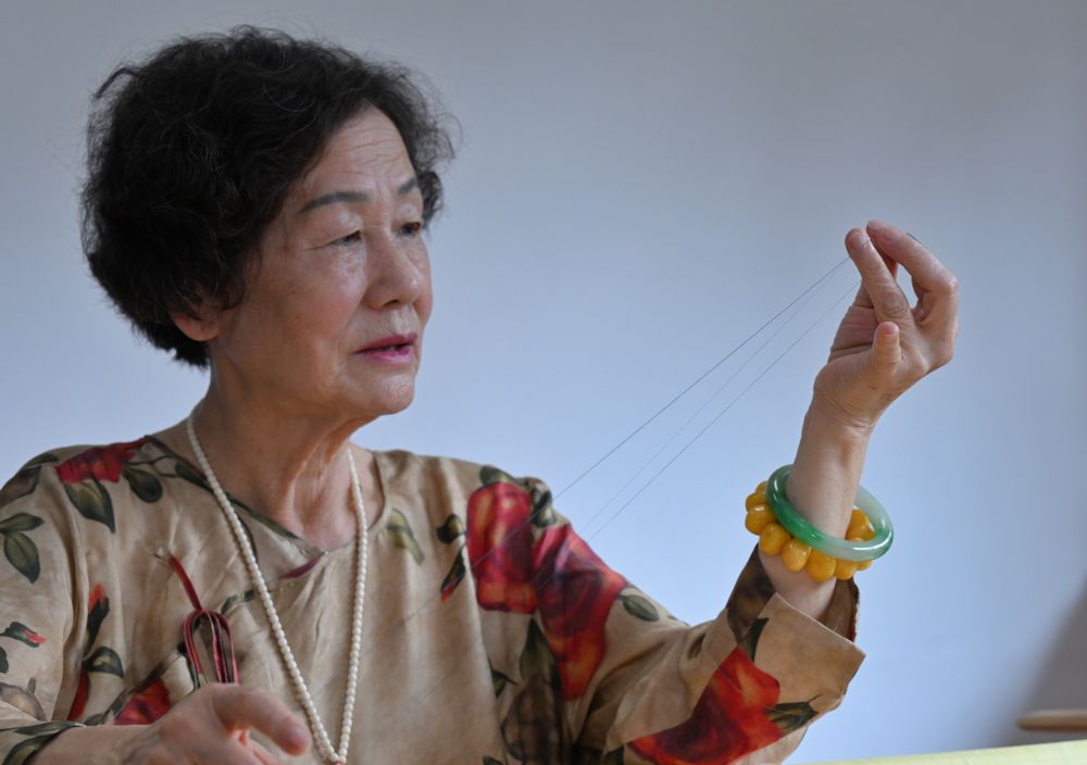 大运会开幕式上的蜀绣引导牌出自她们之手