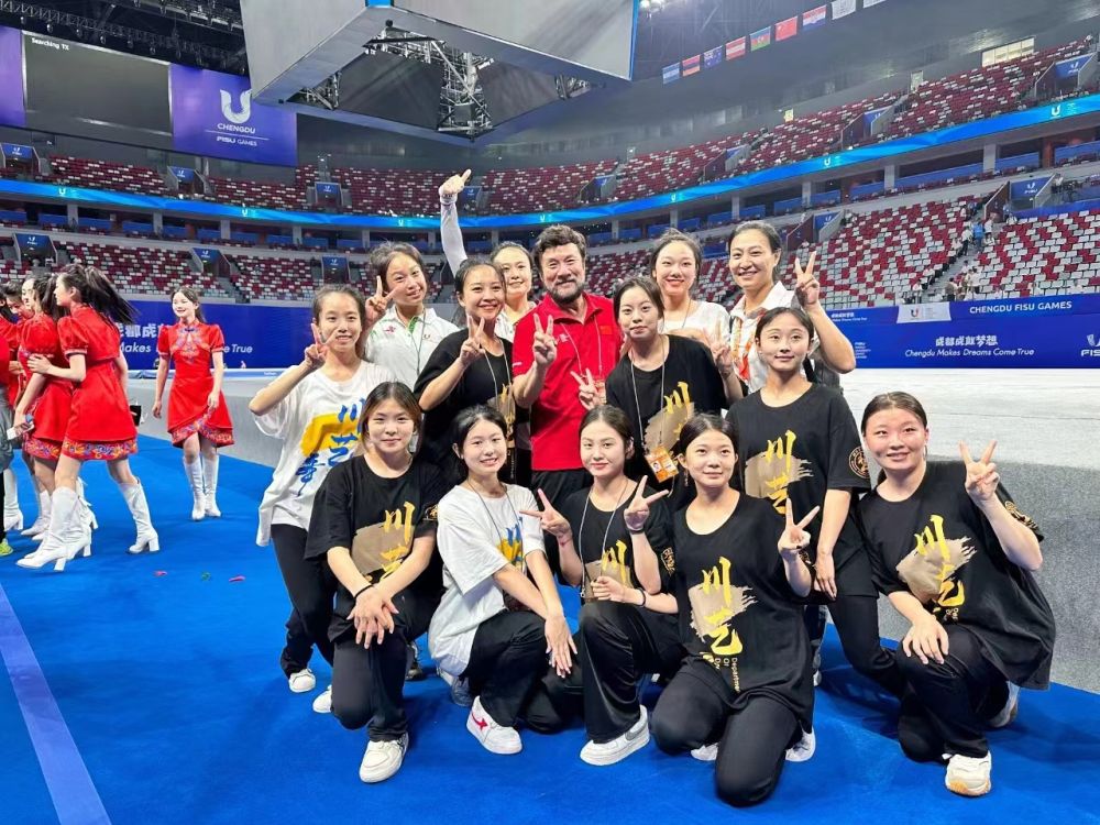 没露脸的他们让世界认识成都——走近成都大运会开幕式“蓉宝”扮演者 没露脸的他们让世界认识成都——走近成都大运会开幕式“蓉宝”扮演者