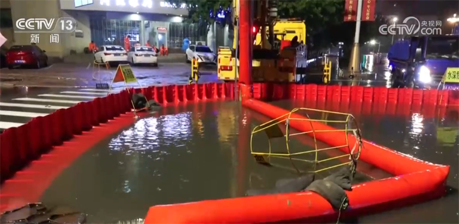 雨夜里的“排涝人”坚守岗位 减少道路积水对出行影响