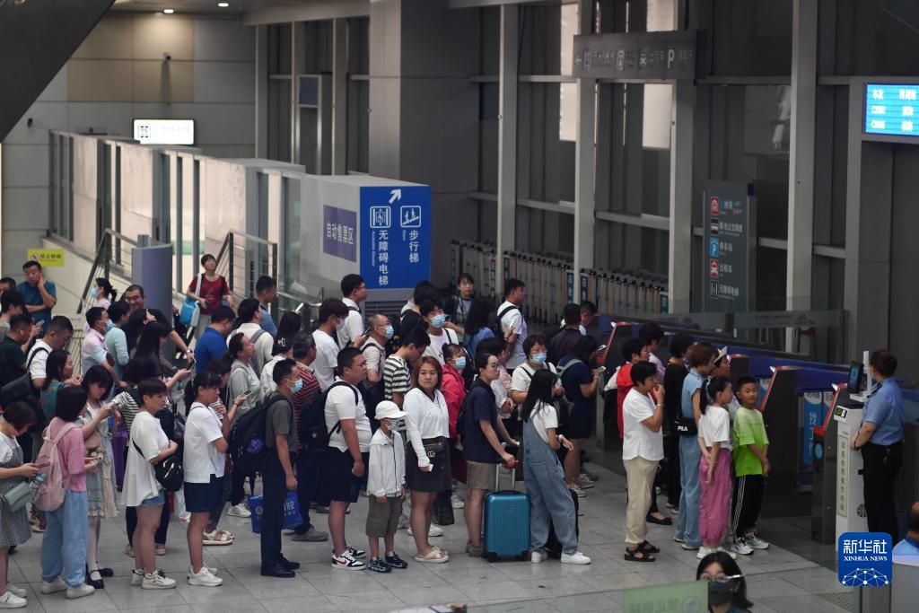 我国首条设计时速350公里高铁迎来15岁生日